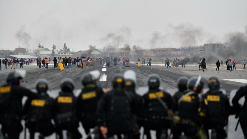 Gobierno de Perú saca al Ejército a las calles para frenar las protestas por la destitución de Castillo