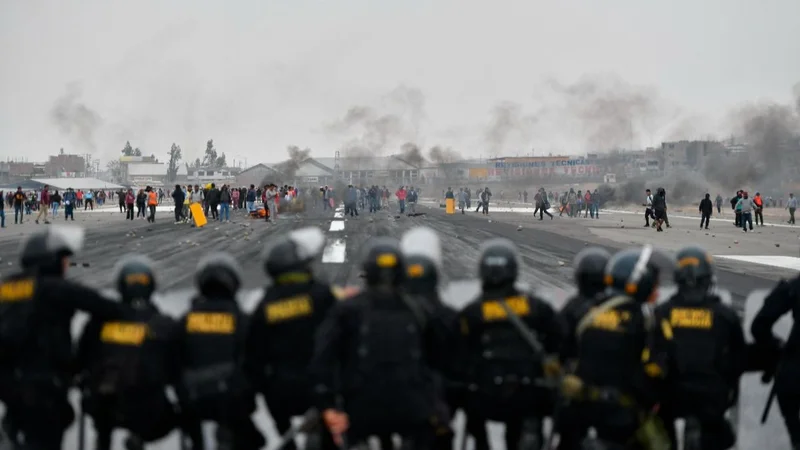 Gobierno de Perú saca al Ejército a las calles para frenar las protestas por la destitución de Castillo