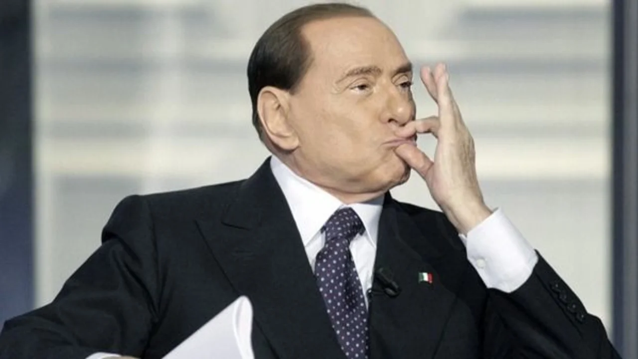 Berlusconi prometió "un micro con prostitutas" para motivar a futbolistas de su club