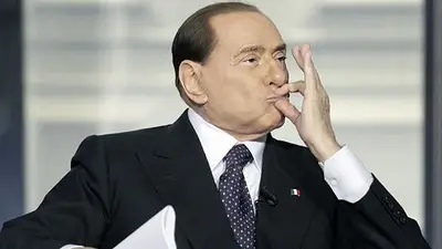 Berlusconi prometió "un micro con prostitutas" para motivar a futbolistas de su club Berlusconi prometió "un micro con prostitutas" para motivar a futbolistas de su club