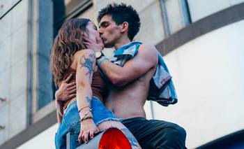 El detrás de escena de la foto viral:  "Antes del beso estaban agitando" | La plata