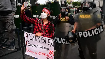 Miles de turistas varados en Cusco por protestas en Perú Miles de turistas varados en Cusco por protestas en Perú