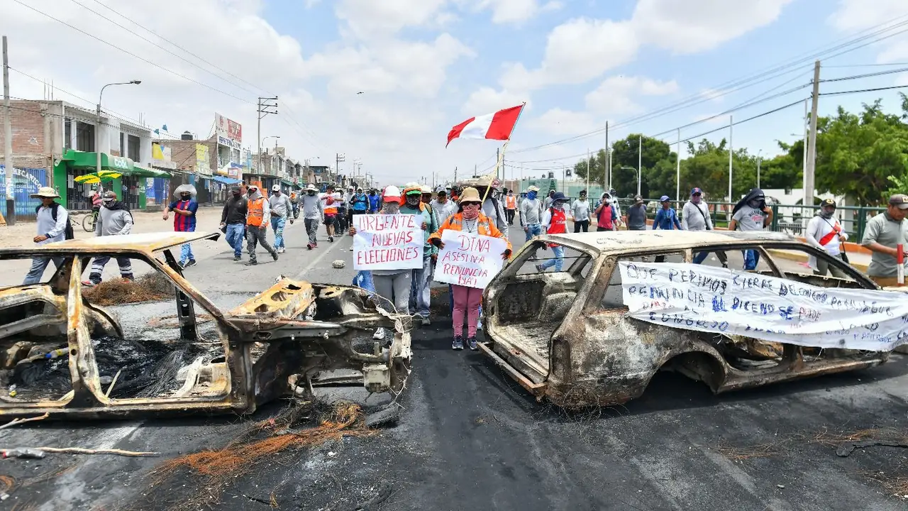 La crisis en Perú, cada vez peor: 20 muertos y dos ministros renuncian