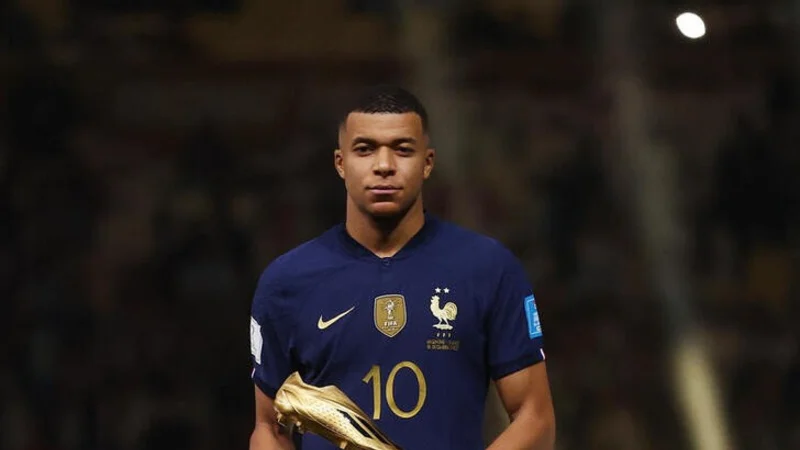 Mbappé se convierte en segundo jugador que marca triplete en la final del Mundial, gana Botín de Oro