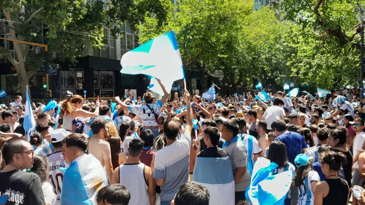 Así celebra Mendoza que Argentina es campeón del Mundo: cantos, banderazos y alegría 