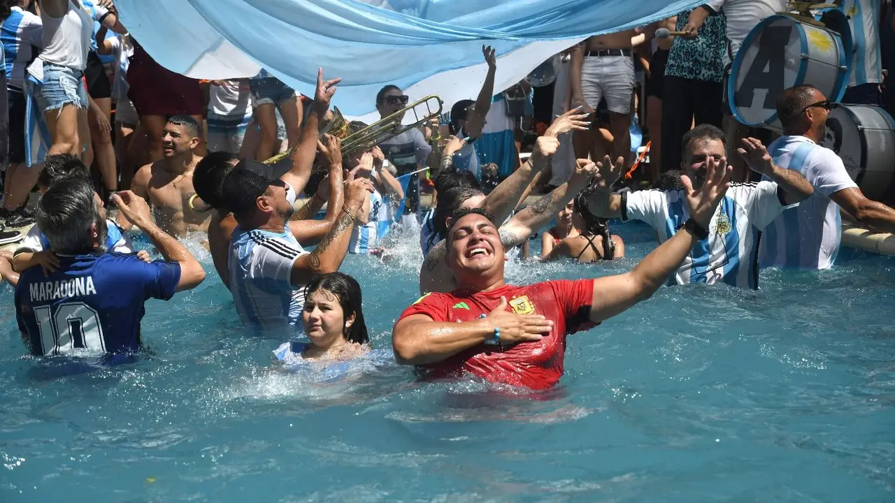 La fiesta mundialista en la casa de Maradona: bajo el manto de Don Diego y la Tota