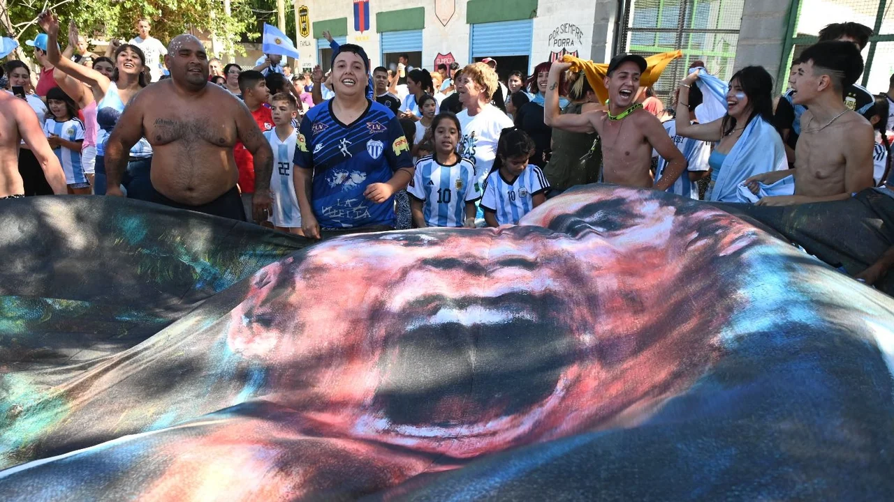 Conmovedora vuelta olímpica en Villa Fiorito, el barrio que vio nacer a Maradona