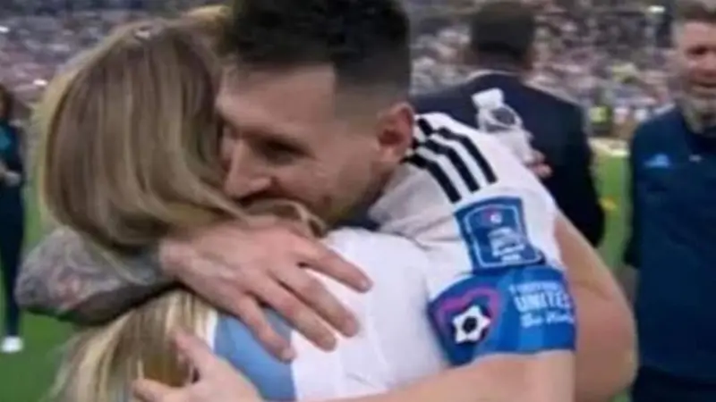 Quién es la mujer con la que Messi se dio un abrazo que se volvió viral tras ganar la Copa del Mundo