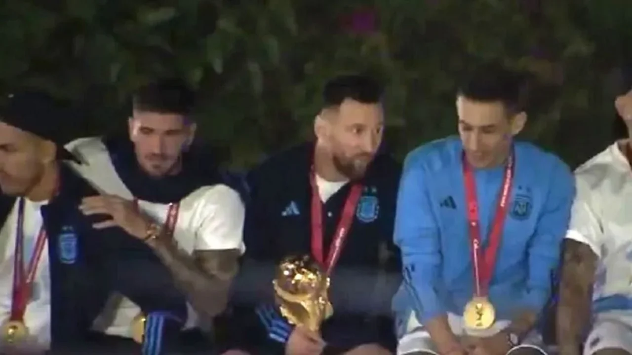 Tras la llegada al país, Lionel Messi y los jugadores de la Selección Argentina se llevaron un susto en el micro con la Copa del Mundo