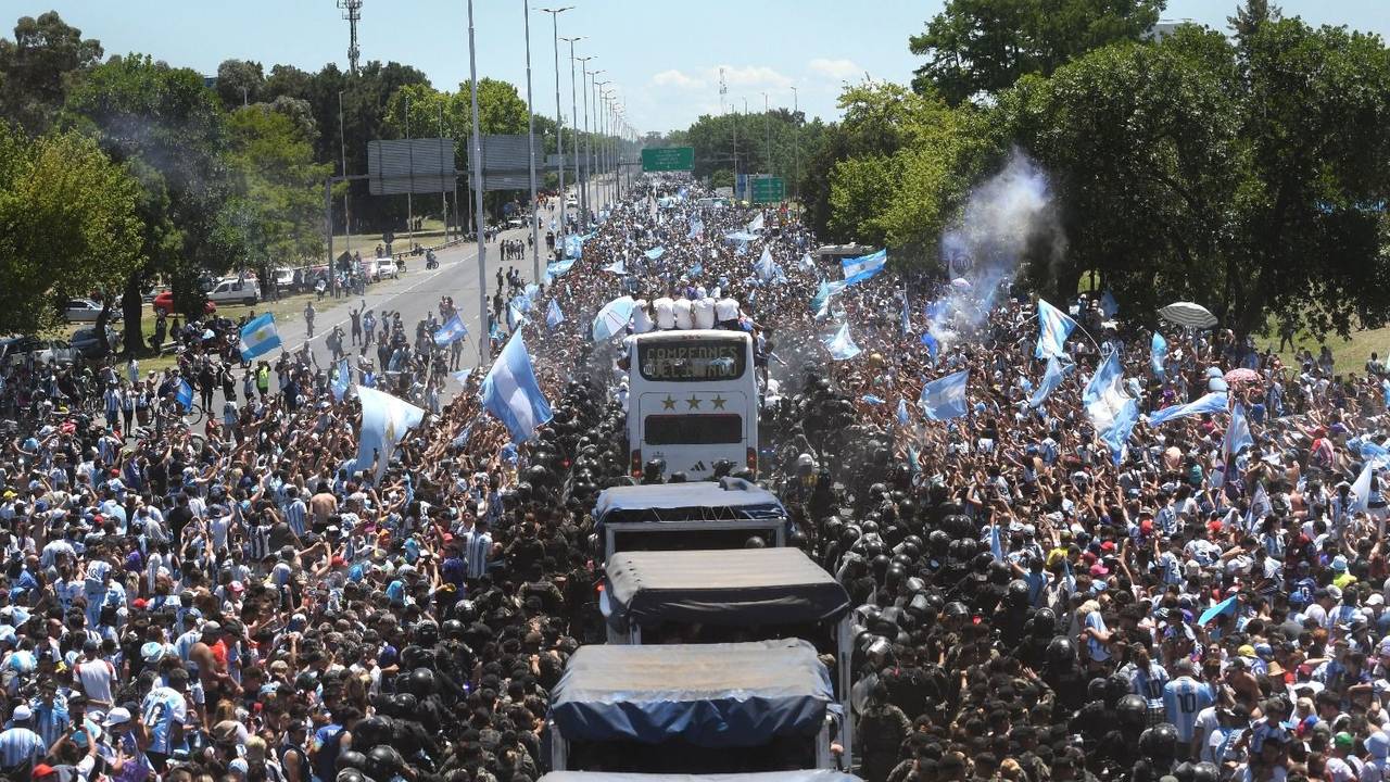 Locura multitudinaria: cómo reflejaron las tapas del mundo los festejos en Argentina