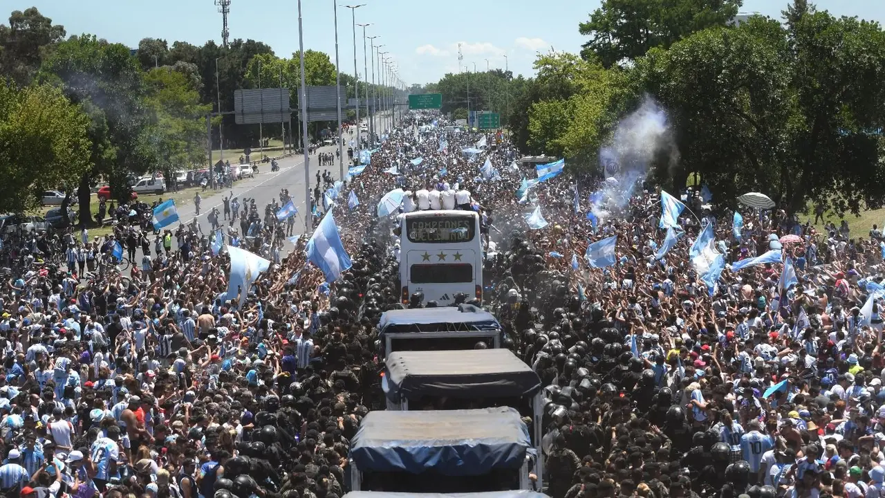 Locura multitudinaria: cómo reflejaron las tapas del mundo los festejos en Argentina