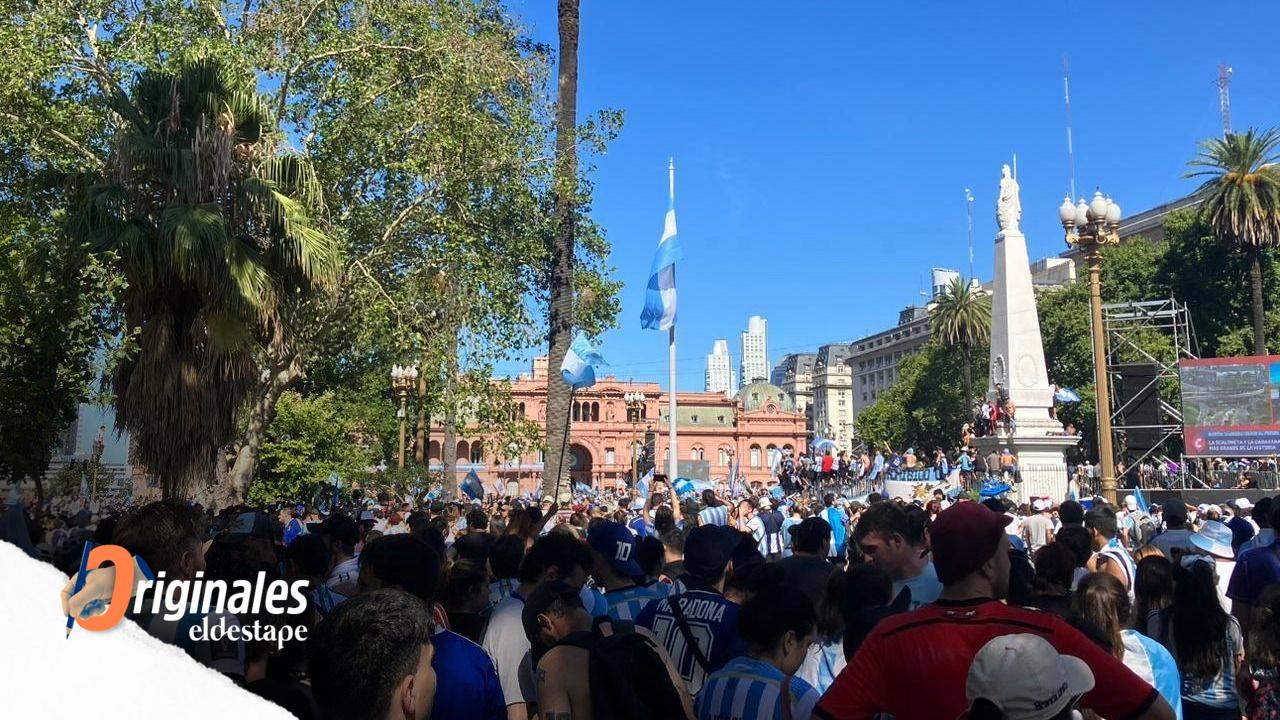 La fiesta inolvidable: el día que una Plaza de Mayo colmada aplaudió a un helicóptero