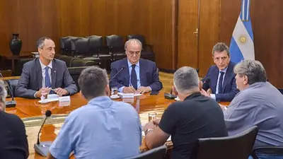 Massa y Mercedes Benz anunciaron la construcción de un centro logístico de autopartes en Zárate Massa y Mercedes Benz anunciaron la construcción de un centro logístico de autopartes en Zárate