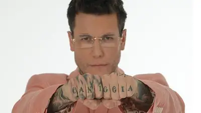 Alex Caniggia conductor de Los Desconocidos de Siempre por El Trece Alex Caniggia conductor de Los Desconocidos de Siempre por El Trece