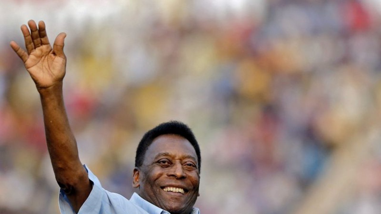 La familia del exastro del fútbol brasileño Pelé se reúne en torno a su cama de hospital