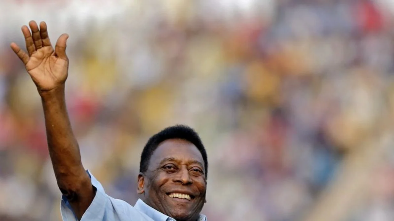 La familia del exastro del fútbol brasileño Pelé se reúne en torno a su cama de hospital