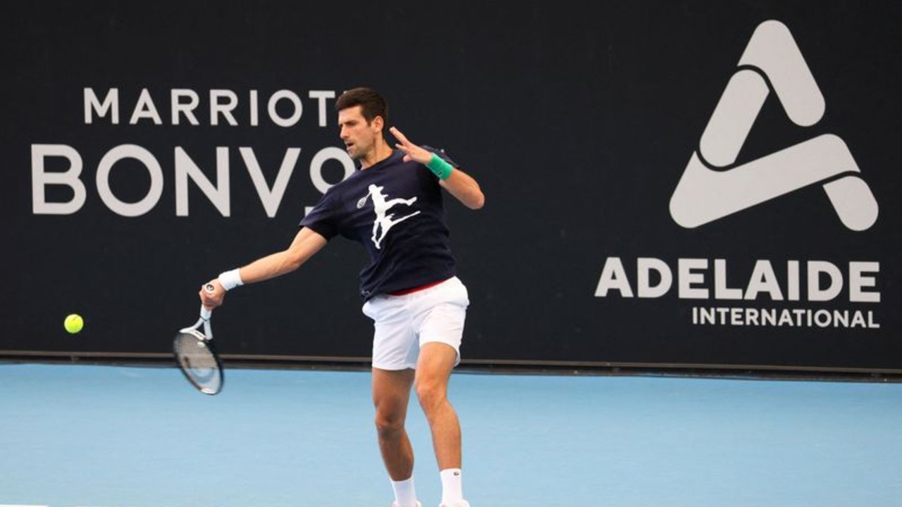 Djokovic no olvida su deportación, pero está listo para seguir adelante en Australia