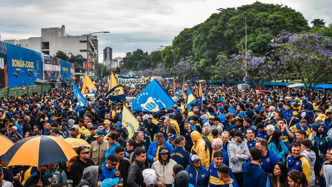 Una multitud de hinchas de Boca se manifiesta por las elecciones suspendidas