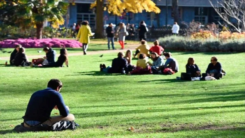 Gente descansando en una plaza.