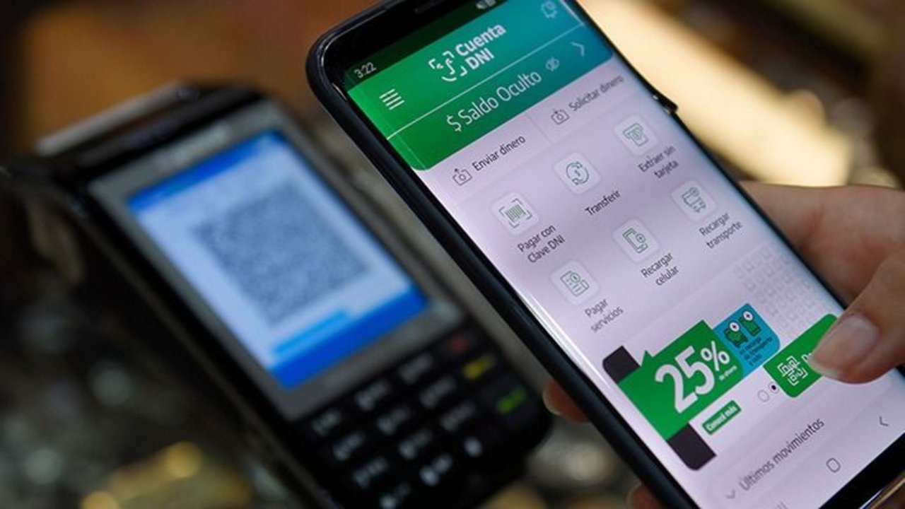 Usuaria utilizando la Cuenta DNI del Banco Provincia 