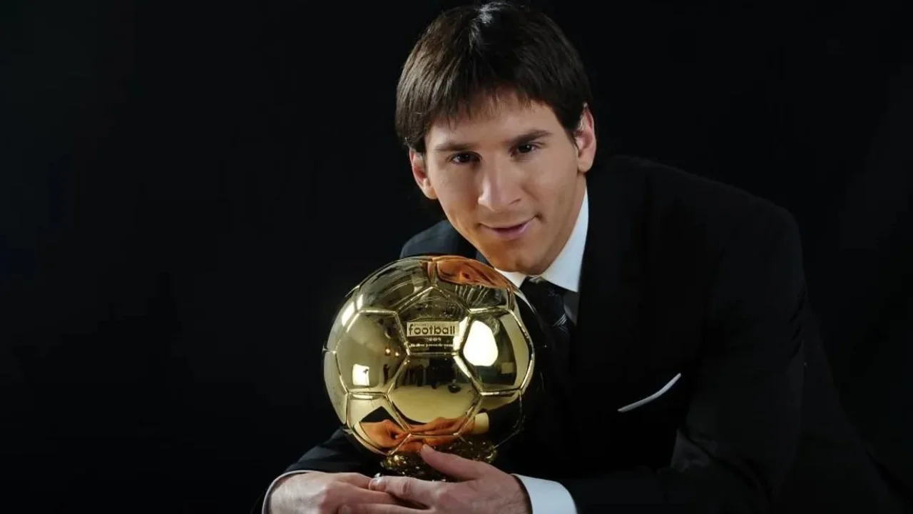 El astro del fútbol mundial, Lionel Messi, festejando con su primer balón de oro