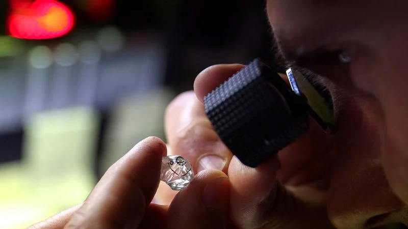 El G7 prohibirá los diamantes rusos y anunciará medidas sobre precios máximos y activos - fuentes