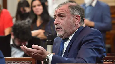 Luis Juez ataca al gasto público aunque su familia trabaja en el Estado Luis Juez ataca al gasto público aunque su familia trabaja en el Estado