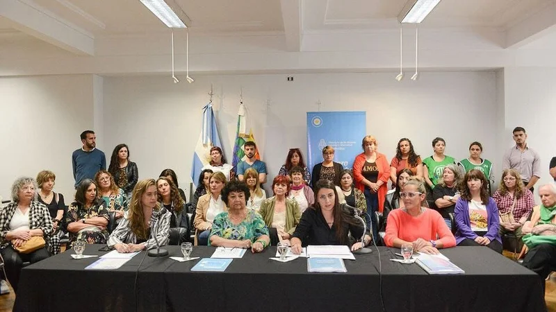 El Ministerio de Mujeres exigió la continuidad del Acompañar y la línea 144: ”Las feministas nunca nos despedimos”