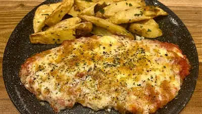 Milanesa napolitana con papas fritas Milanesa napolitana con papas fritas