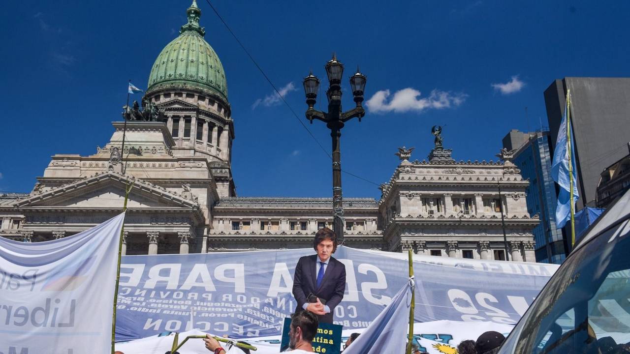 El aguante de la motosierra: los libertarios vivieron la asunción de Javier Milei como una fiesta