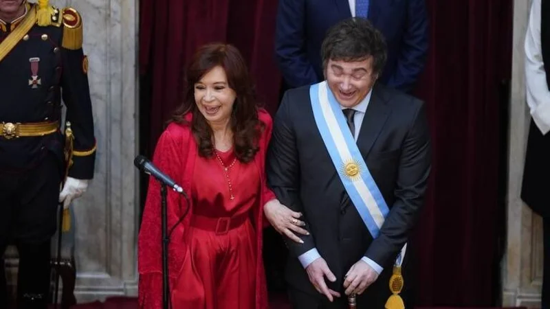 Las perlitas de la asunción de Milei: gestos con CFK, la firma y “El Jefe” como primera dama