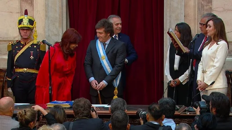 Asunción: qué vio Cristina Kirchner en el bastón presidencial de Javier Milei