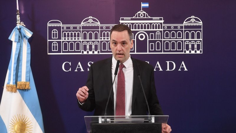 El Gobierno redujo los funcionarios al 34% y suspendió la pauta a medios de comunicación