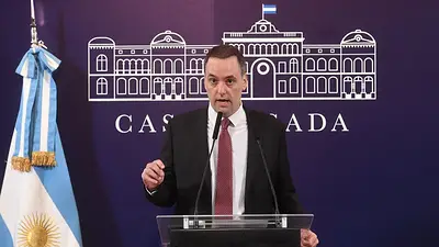 El Gobierno redujo los funcionarios al 34% y suspendió la pauta a medios de comunicación El Gobierno redujo los funcionarios al 34% y suspendió la pauta a medios de comunicación