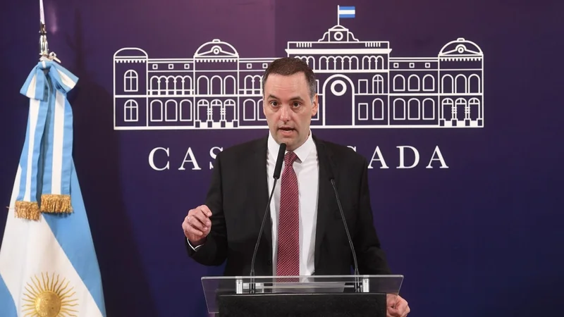 El Gobierno redujo los funcionarios al 34% y suspendió la pauta a medios de comunicación