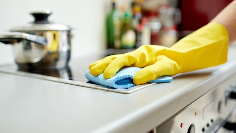 Empleada doméstica realizando su trabajo en una casa particular 