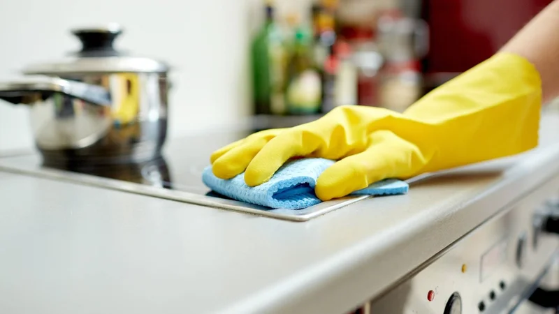 Empleada doméstica realizando su trabajo en una casa particular 
