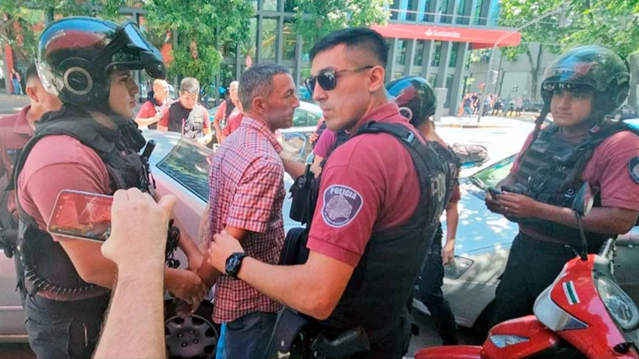 Declaró el hombre que le tiró un botellazo a Milei: "Quiero pedirle perdón al Presidente, no quise lastimar a nadie"