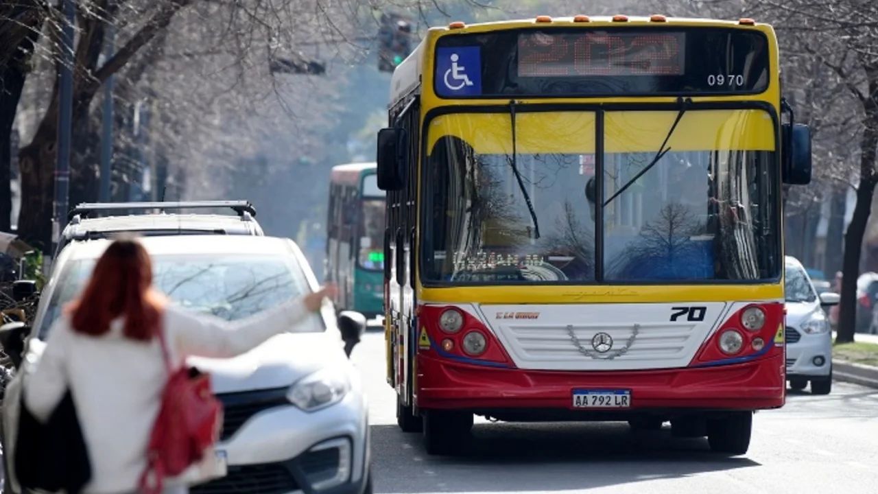 Al borde de un paro, la UTA advierte sobre una "emergencia" y Caputo aceptó la reunión