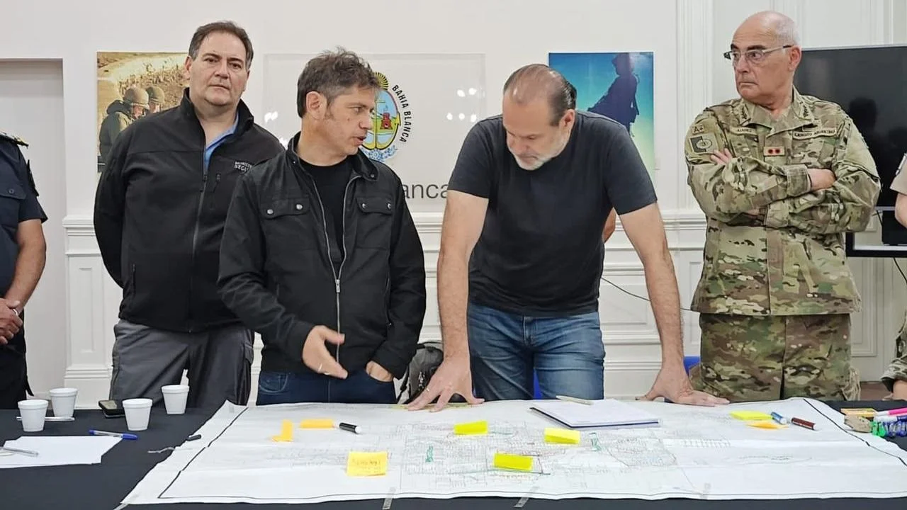 Axel se sumó al operativo en Bahía Blanca tras el temporal: “Esto lo hace el Estado porque es su función"