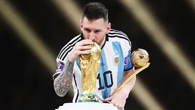 El capitán de la selección argentina, Lionel Messi, besando la copa del mundo El capitán de la selección argentina, Lionel Messi, besando la copa del mundo