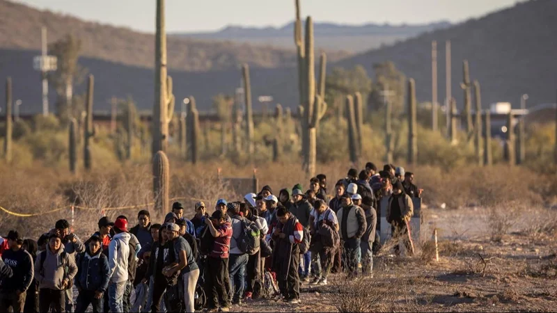 Texas aprobó una ley para detener migrantes y se enfrentó con Biden y López Obrador