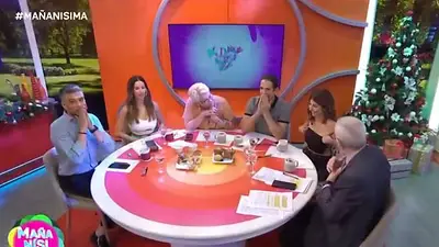 Una figura de El Trece protagonizó un descuido y casi queda desnuda en vivo. Una figura de El Trece protagonizó un descuido y casi queda desnuda en vivo.