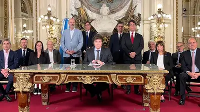 Por cadena, Milei anunció un DNU que le da pleno poder al mercado en salud, alquileres, trabajo y alimentos Por cadena, Milei anunció un DNU que le da pleno poder al mercado en salud, alquileres, trabajo y alimentos