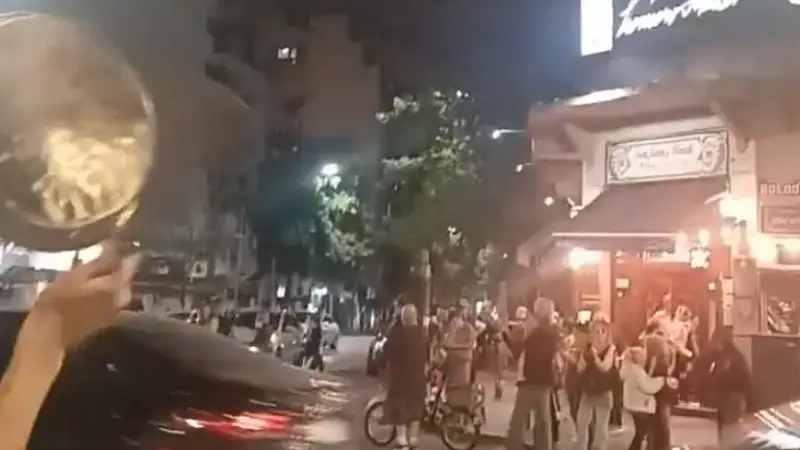 Cacerolazos hoy: las imágenes de la protesta tras la cadena nacional de Milei por el DNU