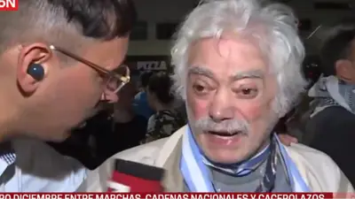 Un jubilado se quebró en la marcha contra el DNU: "No quiero que vendan la Argentina" Un jubilado se quebró en la marcha contra el DNU: "No quiero que vendan la Argentina"