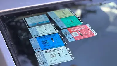 Un auto con las obleas de la VTV. Un auto con las obleas de la VTV.