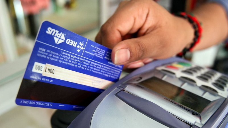 Consumidor comprando con una tarjeta de crédito 