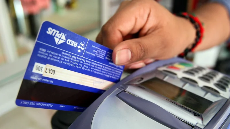 Consumidor comprando con una tarjeta de crédito 