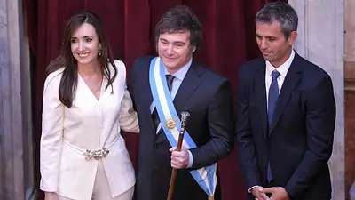 Menem y Villarruel eliminaron los aumentos en los sueldos de diputados y senadores Menem y Villarruel eliminaron los aumentos en los sueldos de diputados y senadores